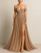 Robe longue plissée en mousseline couleur camel à épaules dénudées