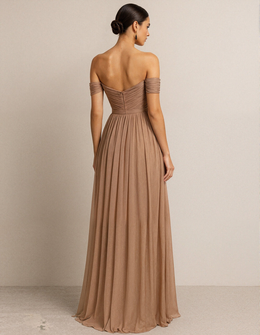 Robe longue plissée en mousseline couleur camel à épaules dénudées