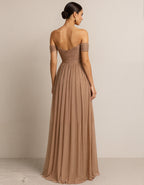 Robe longue plissée en mousseline couleur camel à épaules dénudées