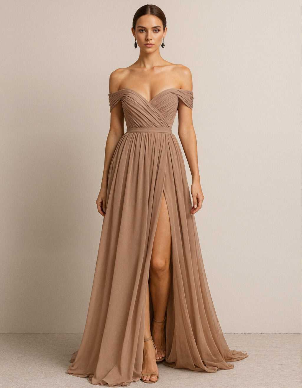 Robe longue plissée en mousseline couleur camel à épaules dénudées