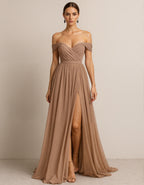 Robe longue plissée en mousseline couleur camel à épaules dénudées