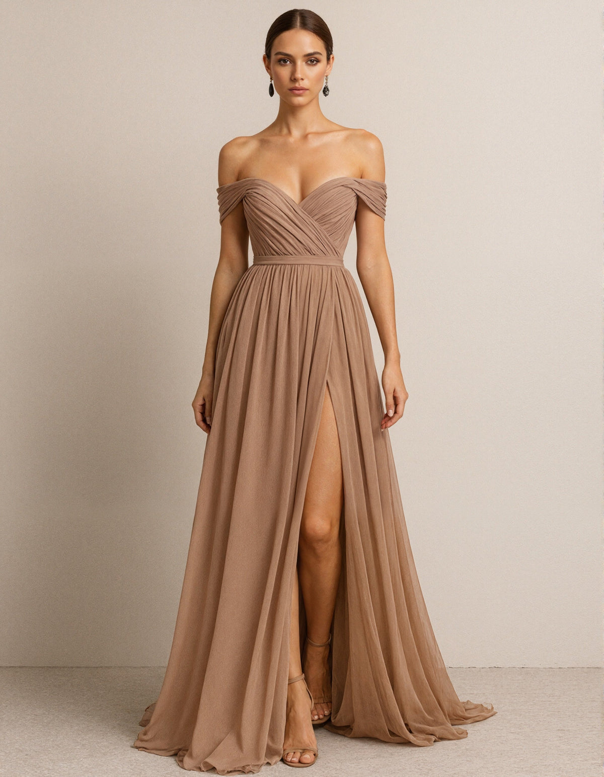 Robe longue plissée en mousseline couleur camel à épaules dénudées