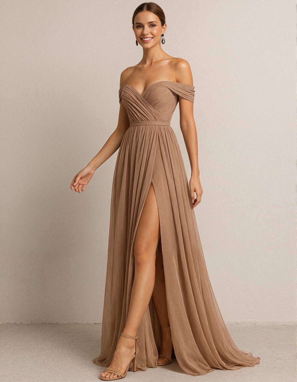 Robe longue plissée en mousseline couleur camel à épaules dénudées