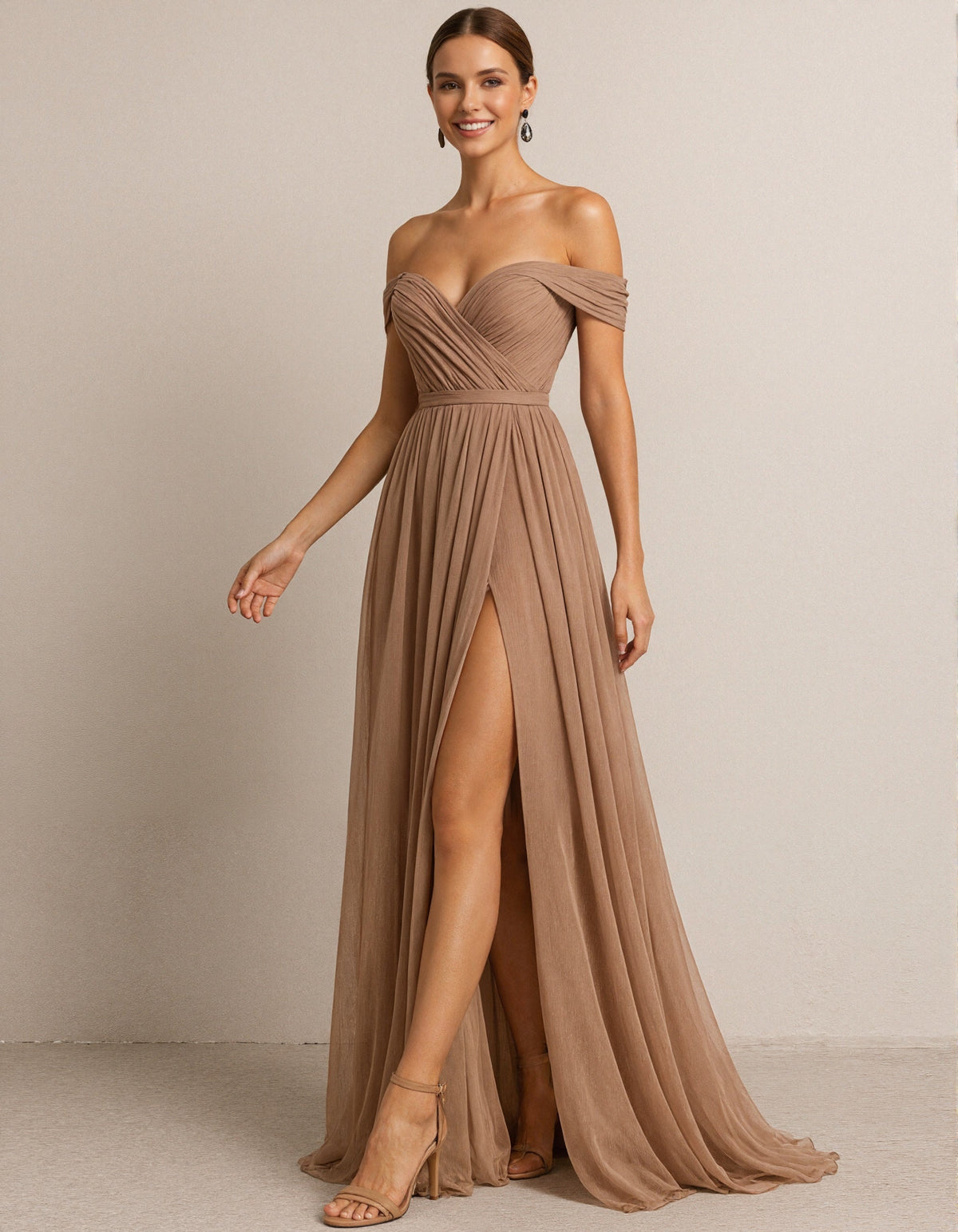 Robe longue plissée en mousseline couleur camel à épaules dénudées