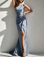 Robe longue fendue en satin plissé asymétrique gris bleu