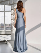 Robe longue fendue en satin plissé asymétrique gris bleu