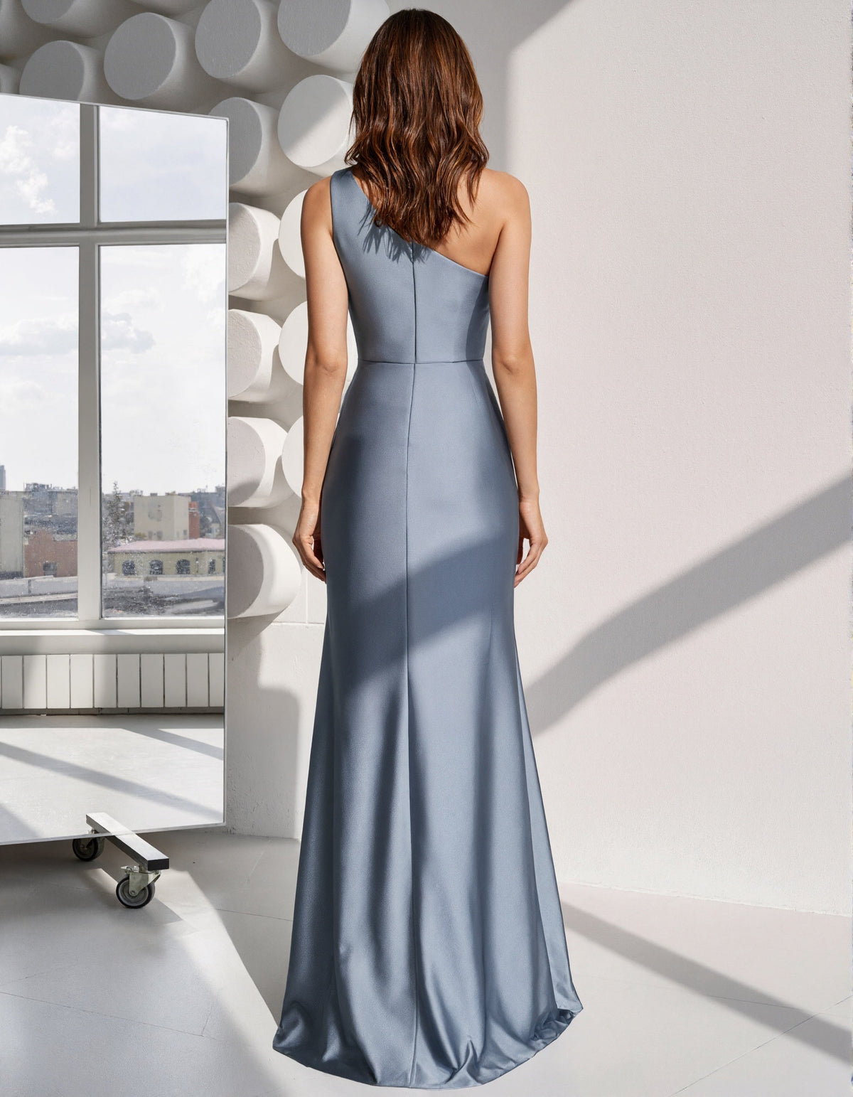 Robe longue fendue en satin plissé asymétrique gris bleu