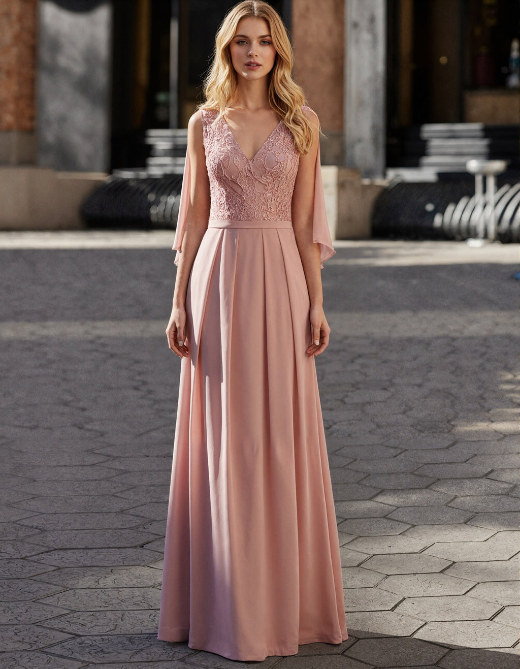 Abito lungo aderente in chiffon con pizzo rosa