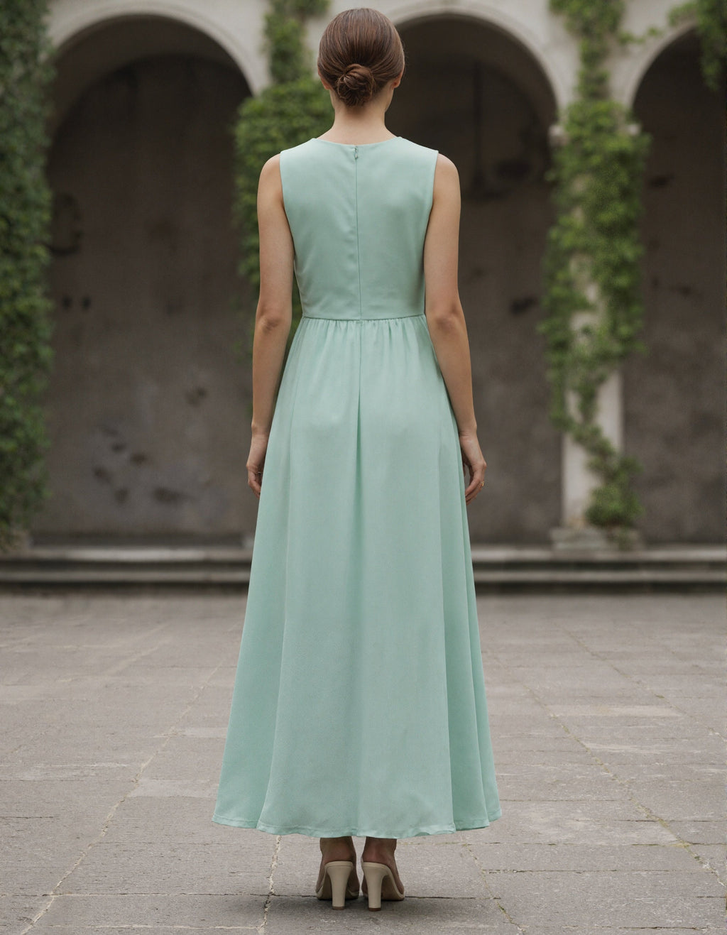 Robe longue sans manches en mousseline de satin vert sauge