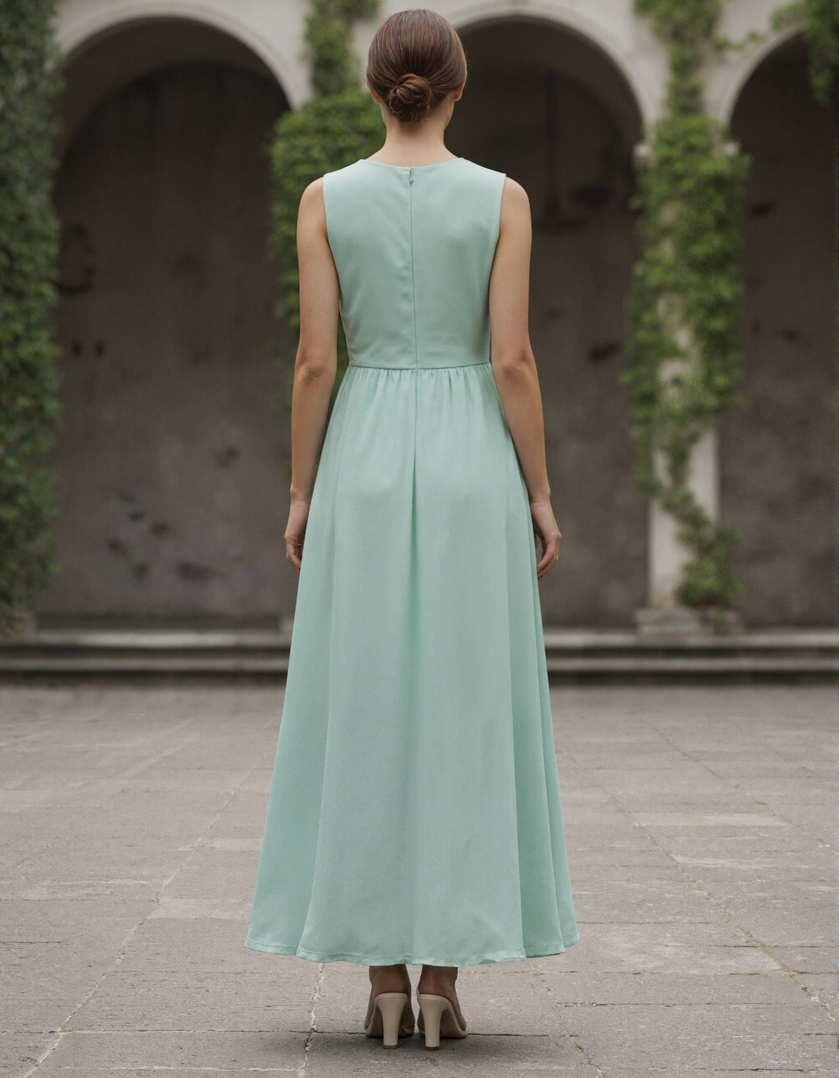 Robe longue sans manches en mousseline de satin vert sauge