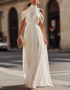 Robe longue blanche à épaules dénudées en mousseline plissée