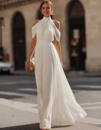 Robe longue blanche à épaules dénudées en mousseline plissée