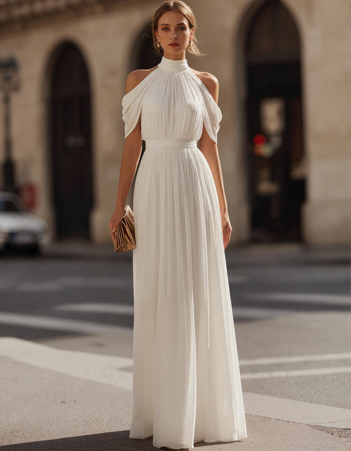 Robe longue blanche à épaules dénudées en mousseline plissée