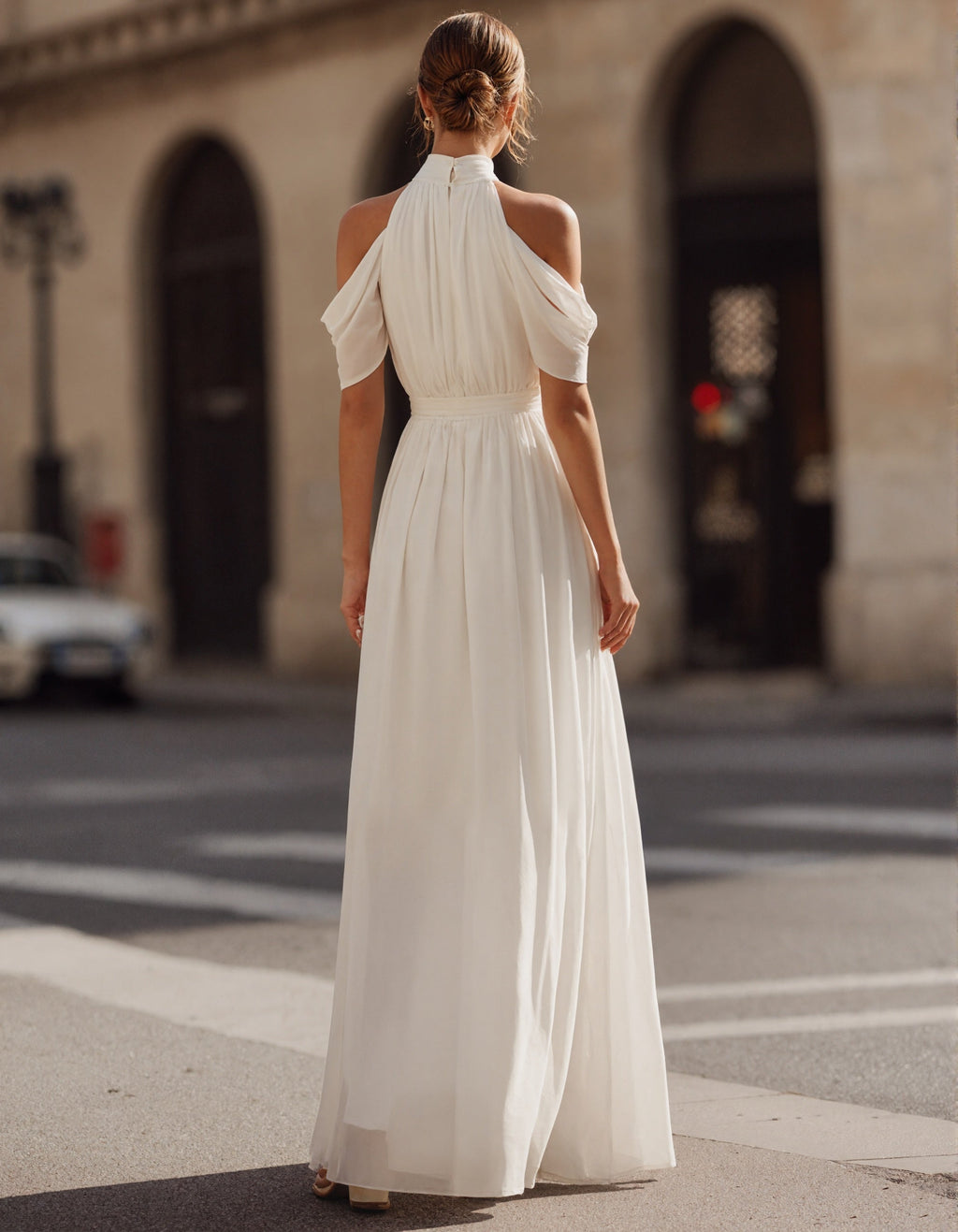 Robe longue blanche à épaules dénudées en mousseline plissée