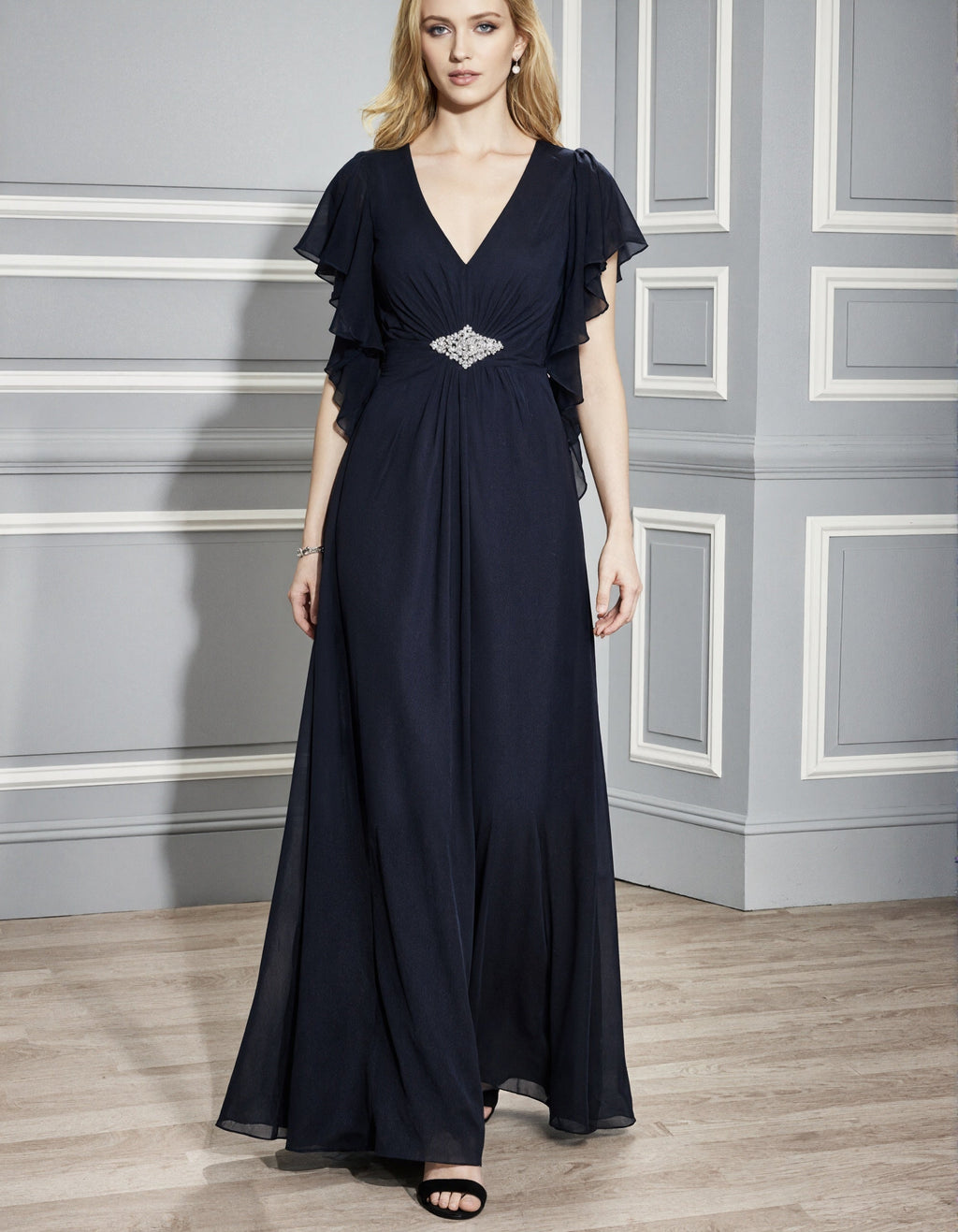 Vestido largo de gasa azul marino con escote en V y mangas con volantes