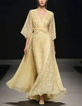 Robe longue en mousseline jaune pâle imprimée à col en V profond et manches évasées