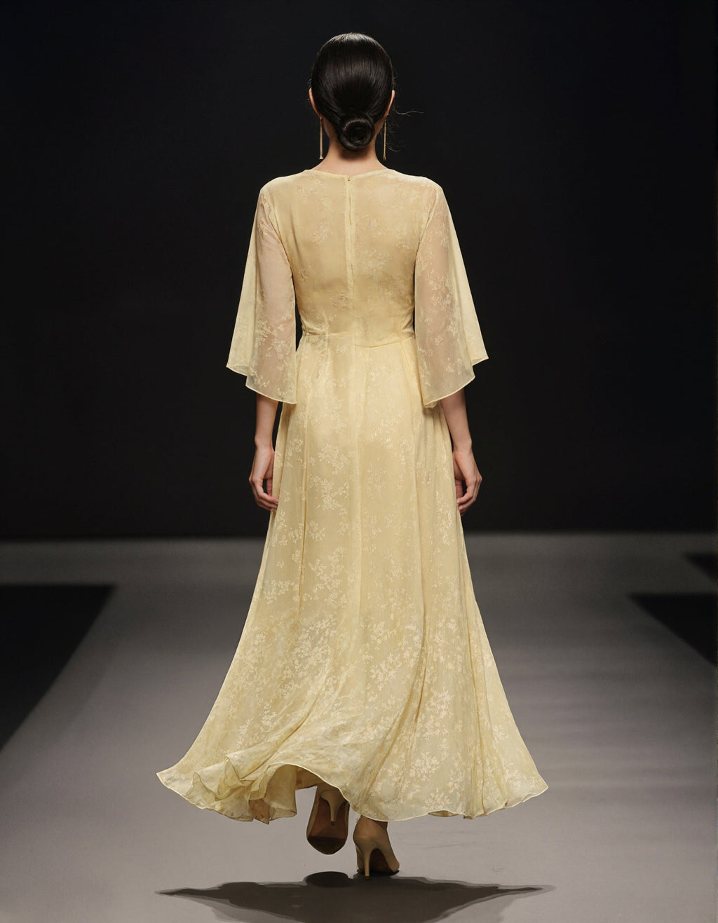 Robe longue en mousseline jaune pâle imprimée à col en V profond et manches évasées