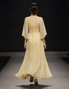 Robe longue en mousseline jaune pâle imprimée à col en V profond et manches évasées