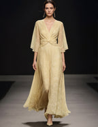 Robe longue en mousseline jaune pâle imprimée à col en V profond et manches évasées