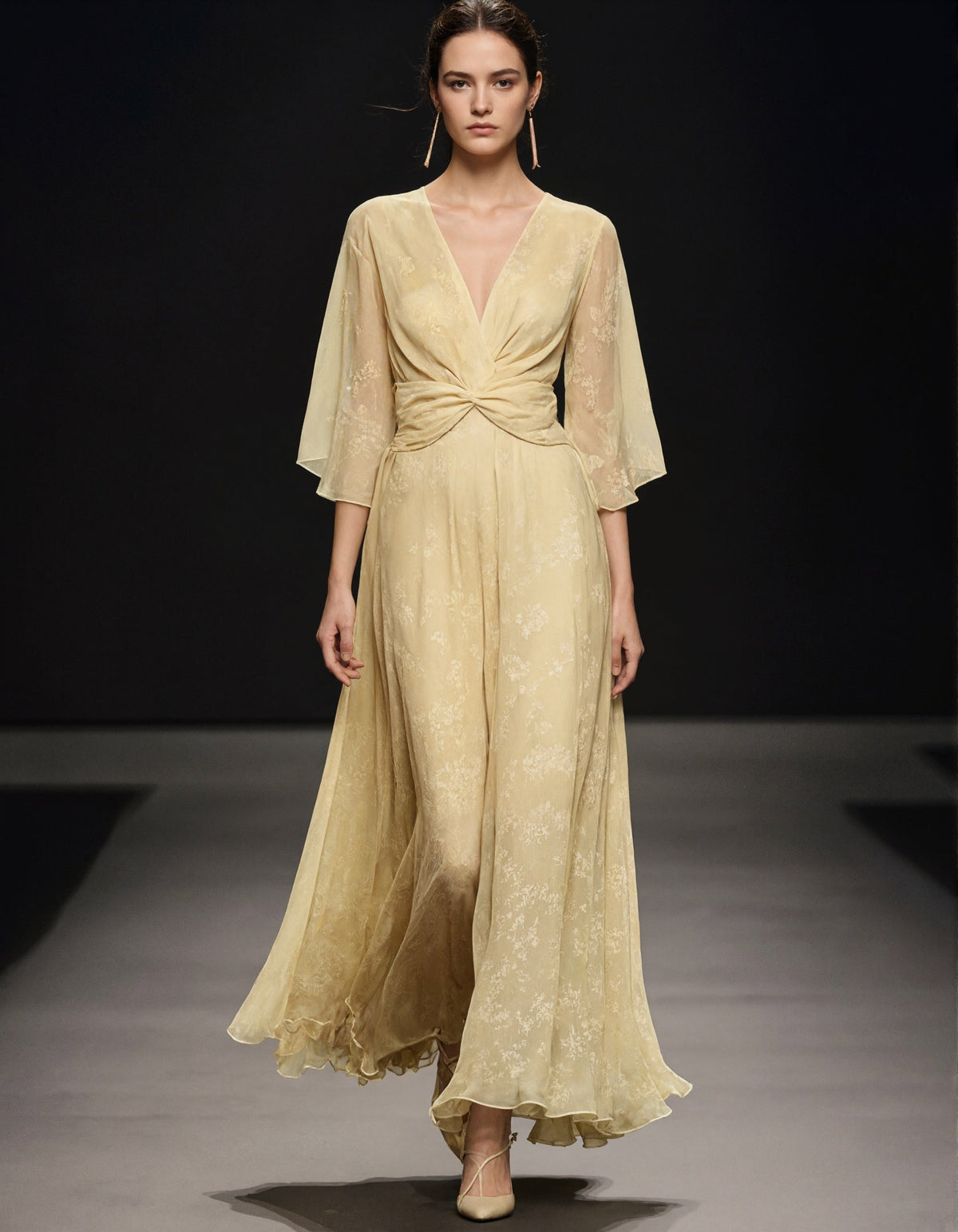 Robe longue en mousseline jaune pâle imprimée à col en V profond et manches évasées