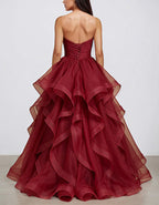 Abito lungo senza spalline in organza con volant color bordeaux