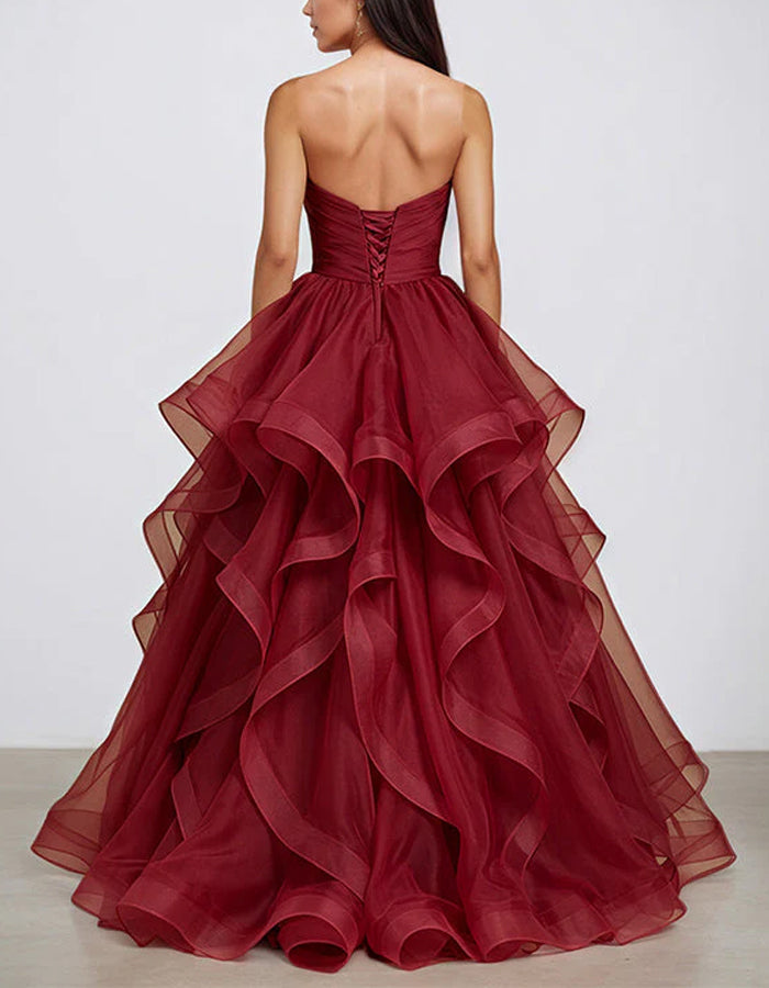 Abito lungo senza spalline in organza con volant color bordeaux
