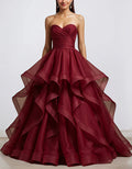 Abito lungo senza spalline in organza con volant color bordeaux