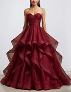 Abito lungo senza spalline in organza con volant color bordeaux
