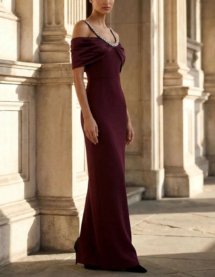 Robe longue moulante bordeaux à sequins, épaules dénudées et détail torsadé