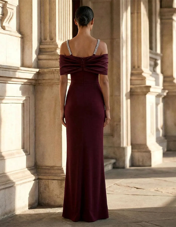 Robe longue moulante bordeaux à sequins, épaules dénudées et détail torsadé