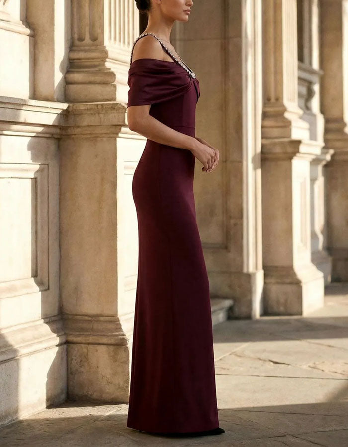 Robe longue moulante bordeaux à sequins, épaules dénudées et détail torsadé