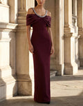 Robe longue moulante bordeaux à sequins, épaules dénudées et détail torsadé