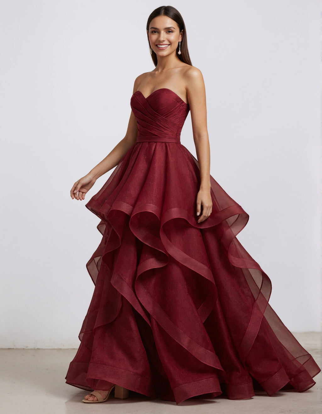 Abito lungo senza spalline in organza con volant color bordeaux