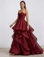 Abito lungo senza spalline in organza con volant color bordeaux