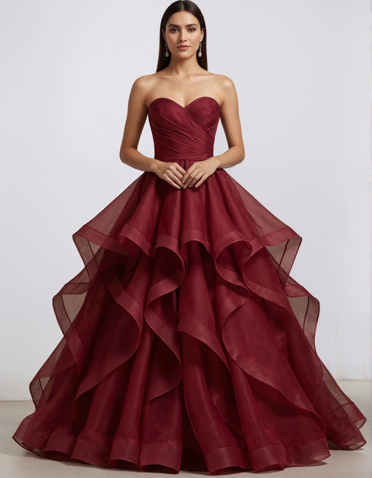 Abito lungo senza spalline in organza con volant color bordeaux