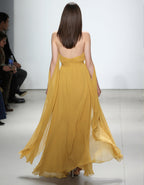 Senfgelbes, rückenfreies Maxikleid aus fließendem Chiffon mit Schleifengürtel