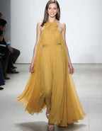 Senfgelbes, rückenfreies Maxikleid aus fließendem Chiffon mit Schleifengürtel