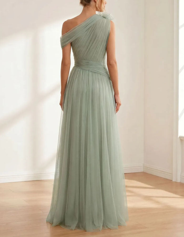 Abito lungo in tulle monospalla color verde salvia con fiori 3D