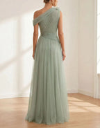 Abito lungo in tulle monospalla color verde salvia con fiori 3D