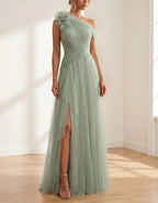 Abito lungo in tulle monospalla color verde salvia con fiori 3D