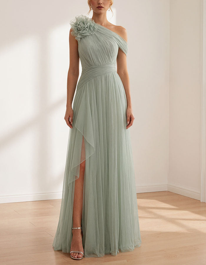 Abito lungo in tulle monospalla color verde salvia con fiori 3D