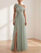 Abito lungo in tulle monospalla color verde salvia con fiori 3D