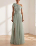 Abito lungo in tulle monospalla color verde salvia con fiori 3D