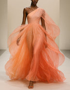 Robe longue asymétrique en mousseline orange avec manche châle