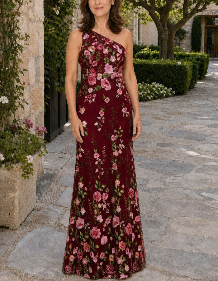 Maxikleid mit blauer Stickerei und Mesh-Schultertasche