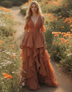Terrakottafarbenes Maxikleid aus Chiffon mit tiefem V-Ausschnitt, schulterfrei, mit gerüschten Ärmeln und mehrlagigen Volants