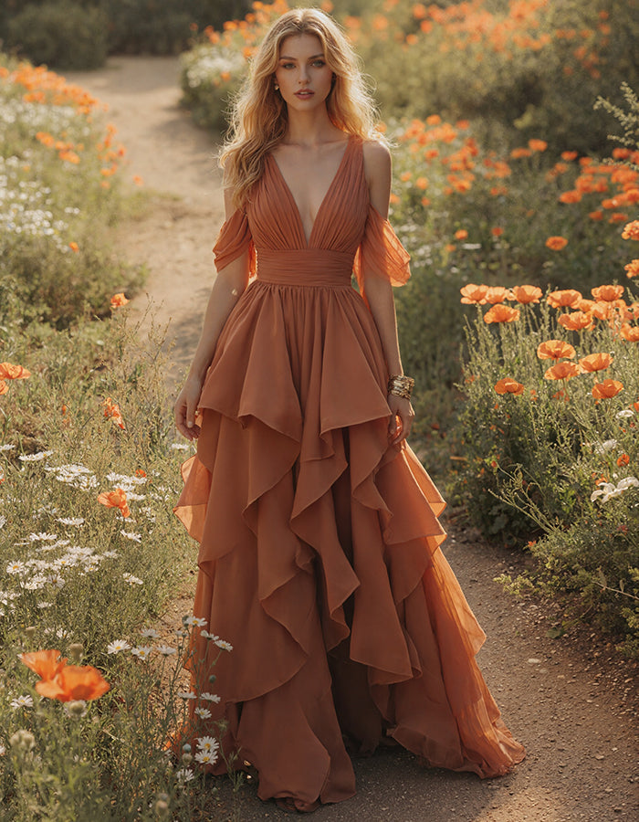 Terrakottafarbenes Maxikleid aus Chiffon mit tiefem V-Ausschnitt, schulterfrei, mit gerüschten Ärmeln und mehrlagigen Volants