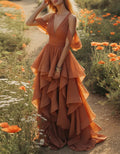 Terrakottafarbenes Maxikleid aus Chiffon mit tiefem V-Ausschnitt, schulterfrei, mit gerüschten Ärmeln und mehrlagigen Volants