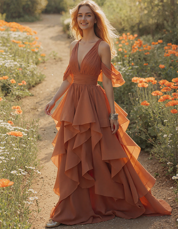 Terrakottafarbenes Maxikleid aus Chiffon mit tiefem V-Ausschnitt, schulterfrei, mit gerüschten Ärmeln und mehrlagigen Volants