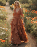 Terrakottafarbenes Maxikleid aus Chiffon mit tiefem V-Ausschnitt, schulterfrei, mit gerüschten Ärmeln und mehrlagigen Volants